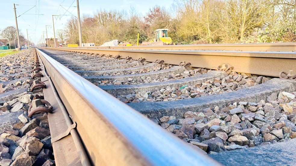 Baufahrzeuge stehen am Rande der Gleise in der Stadt Leer. Foto: Ortgies