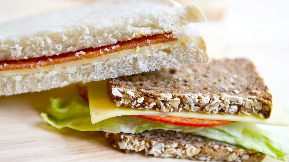 Vielfalt bei belegtem Brot: zwischen Vollkornbrot mit Käse und Salat und Toast mit Wurst und Käse. (Symbolbild) Foto: picture alliance / dpa