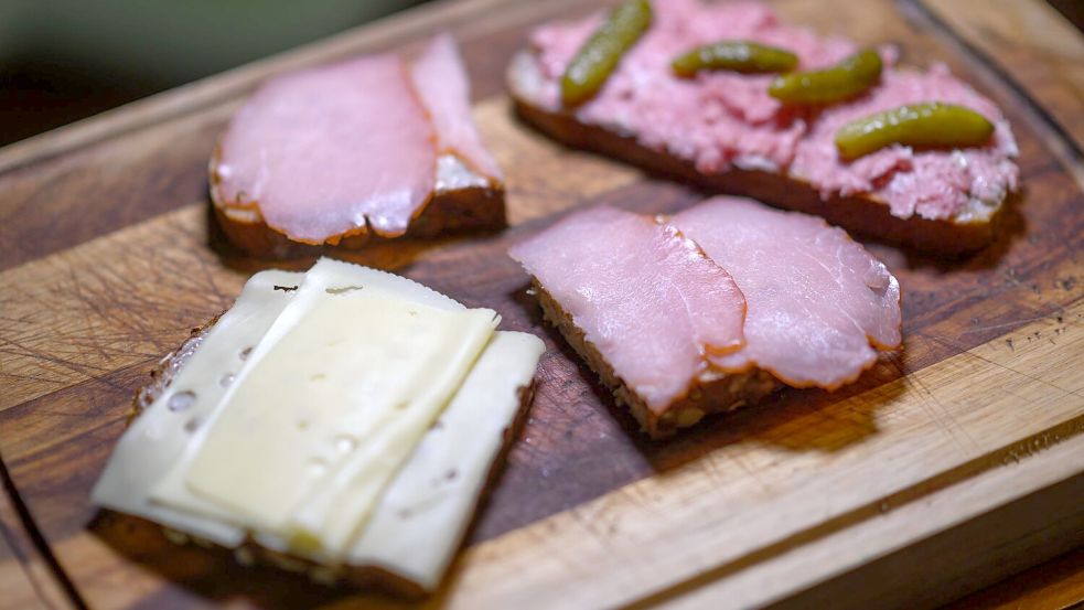 Belegte Brotscheiben: mit Käse, Schinken, Zwiebelmettwurst. (Symbolbild) Foto: Robert Michael/dpa