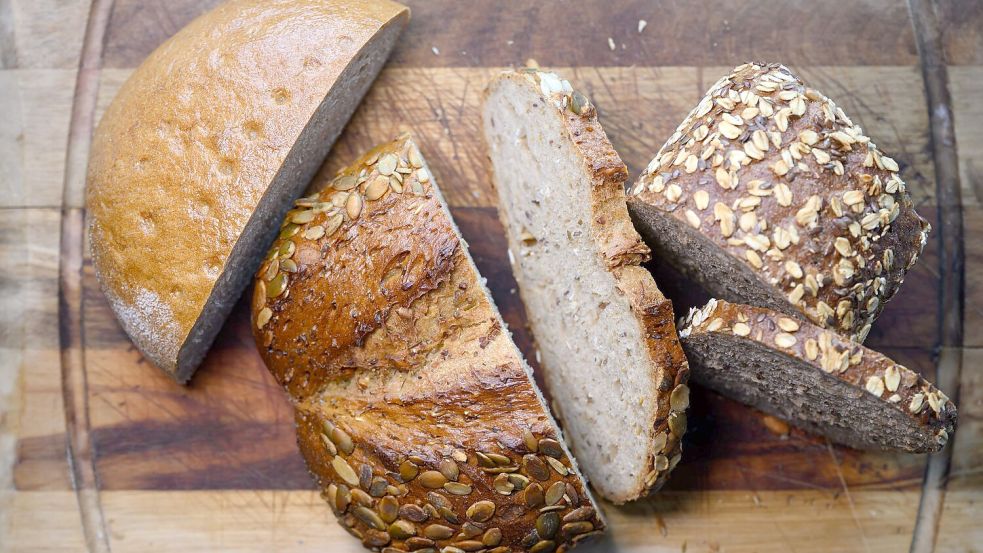 Deutschland, deine Brotsorten: beispielsweise Kürbiskernbrot, Vollkornbrot und Mischbrot. (Symbolbild) Foto: Robert Michael/dpa