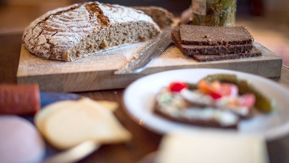 „Abendbrot“ wird in Deutschland oft das Abendessen genannt. Zu sich genommen wird es zwischen 17 und 19 Uhr. Stirbt es bald aus, wenn die jungen Leute von heute es weniger mögen als die älteren? (Symbolbild) Foto: Sina Schuldt/dpa