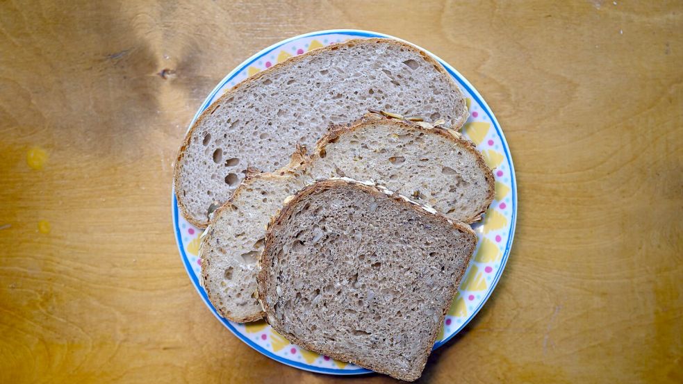 Scheiben von Mischbrot, Vollkornbrot und Kürbiskernbrot liegen auf einem Teller. (Symbolbild) Foto: Robert Michael/dpa