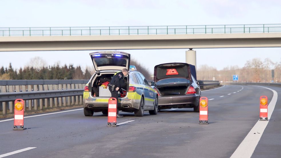 Polizisten stoppen den flüchtigen Autofahrer auf der Autobahn 31. Foto: Matthias Brüning/dpa