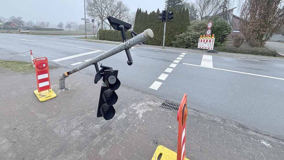 Bei einem Unfall ist die Ampel zerstört worden. Foto: Ammermann