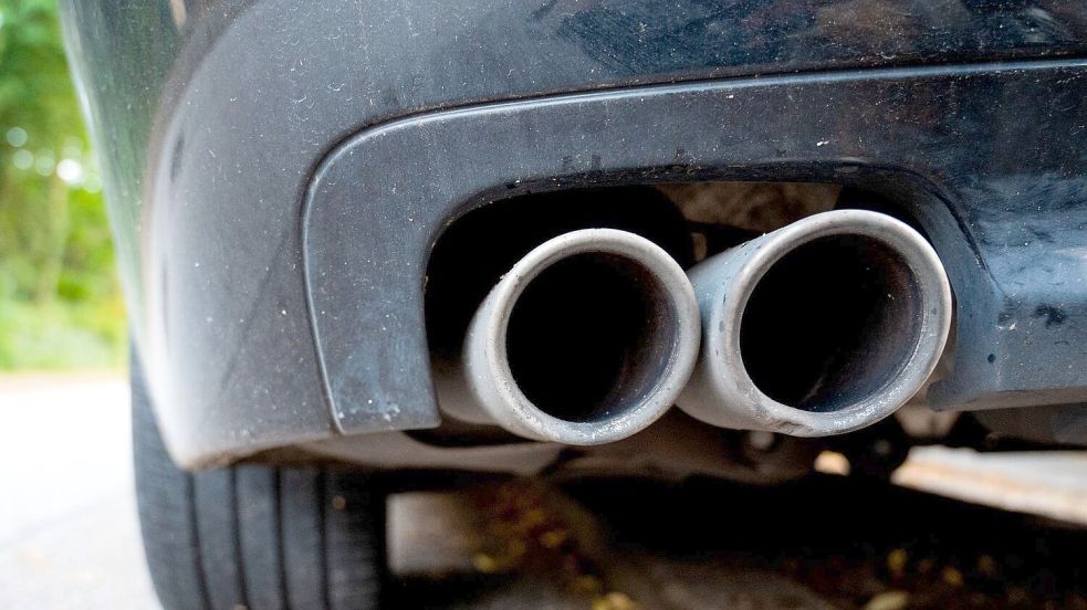 Die Täter hatten Bauschaum in die Auspuffrohre von Autos gesprüht. Foto: Daniel Bockwoldt/dpa