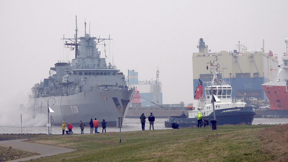 Als die Fregatte „Mecklenburg-Vorpommer (F 218)“ in Emden eingelaufen ist, haben ein paar Schaulustige das Spektakel verfolgt. Foto: F. Doden