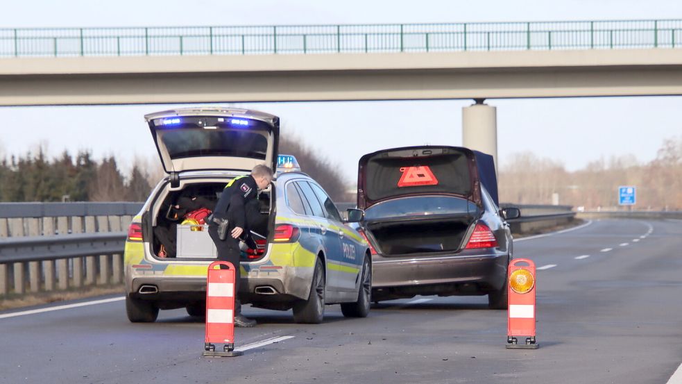 Ein Einsatzfahrzeug der Polizei steht hinter einem Fahrzeug auf der Autobahn 31. Am deutsch-niederländischen Grenzübergang bei Bunde fuhr der Fahrer des Autos einer Kontrolle davon. Polizisten nahmen die Verfolgung auf. Foto: Brüning/DPA