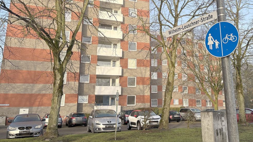 An der Wilhelm-Leuschner-Straße in Emden reiht sich Wohnblock an Wohnblock. Foto: Kabernagel