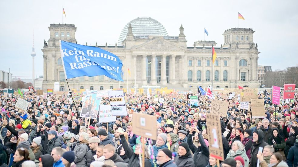 Zehntausende gingen auf die Straßen - in den Umfragen zur Bundestagswahl dagegen zeichnet sich die aufgeregte Stimmung nicht ab. (Archivbild) Foto: Sebastian Christoph Gollnow/dpa