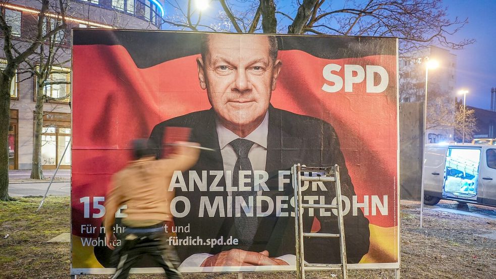 Nicht nur mit Plakaten, auch in sozialen Medien wird für die Parteien geworben. (Archivbild) Foto: Kay Nietfeld/dpa