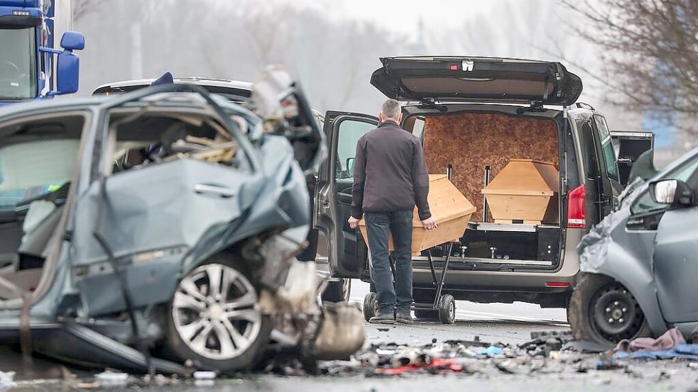 Große Belastung: Bestatter werden nicht nur bei Unfällen oft mit schlimmen Bildern und furchtbaren Schicksalen konfrontiert. Damit umzugehen, ist eine große Herausforderung. Symbolfoto: dpa/Jan Woitas