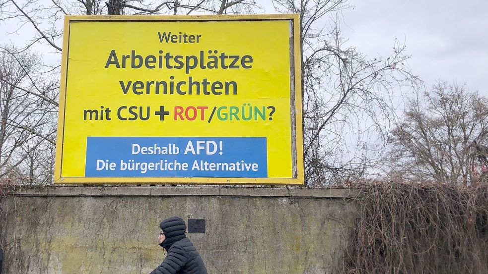 Auffälliges Gelb - mit einer mehr als zwei Millionen Euro teuren Plakatkampagne wirbt ein AfD-Anhänger aus Österreich in ganz Deutschland für die Wahl der Rechten. Foto: David Hutzler/dpa