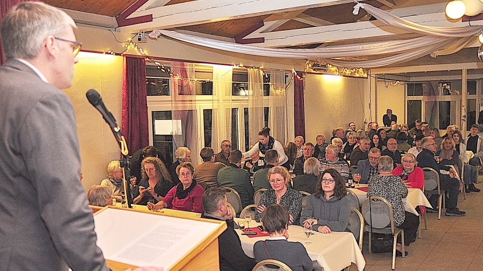 Weeners Bürgermeister Heiko Abbas hielt eine Rede. Foto: Wolters