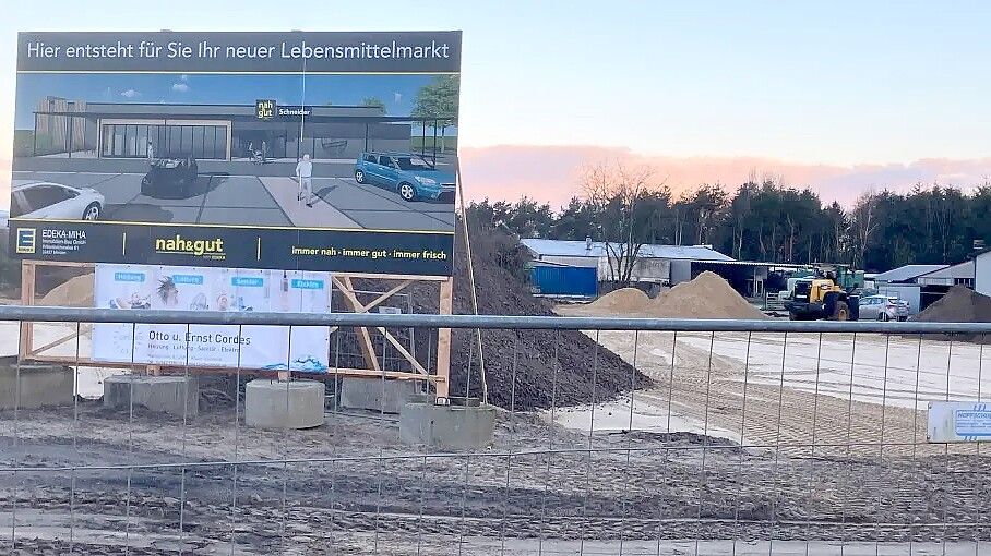 Auf der Fläche für den neuen Supermarkt an der Kreuzung B 401/Dersumer Straße in Heede sind die Erdarbeiten in vollem Gange. Foto: Schade