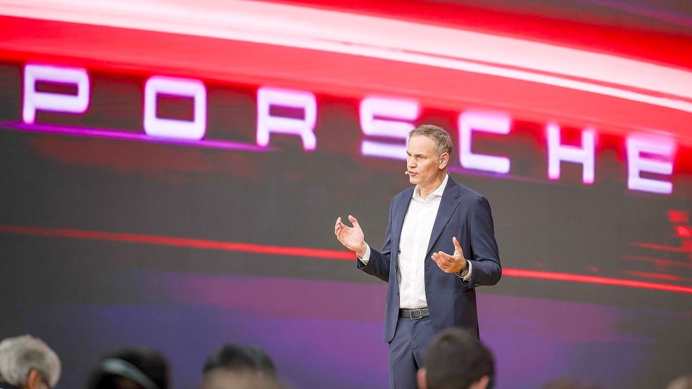 Unter seiner Führung investiert Porsche wieder in die Entwicklung von Verbrenner-Fahrzeugen: Chef Oliver Blume. (Archivbild) Foto: Jan Woitas/dpa