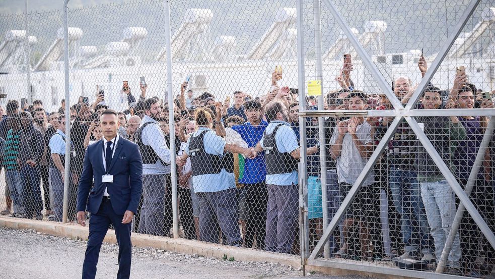 Bewohner des Flüchtlingslagers reagierten im Oktober 2024 sehr emotional und mit „Germany“-Rufen auf den Besuch von Bundespräsident Steinmeier bei der Registrierungs- und Aufnahmeeinrichtung für Geflüchtete in Malakasa, nördlich von Athen. (Archivbild) Foto: Bernd von Jutrczenka/dpa