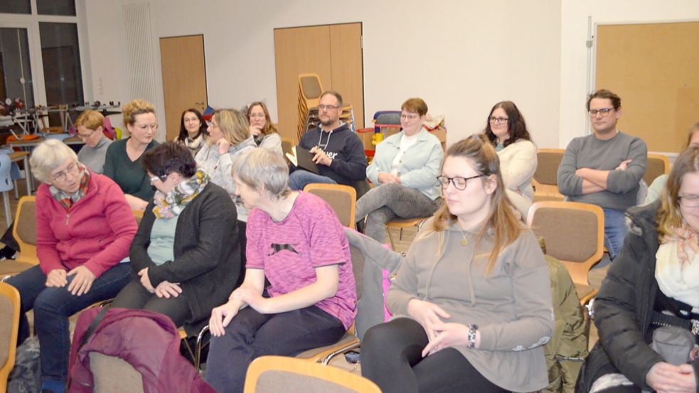 Die Diskussion, wie es an der Grundschule Ostrhauderfehn nach dem Ende der Pool-Lösung weitergeht, wurde bei dem Info-Abend lebhaft geführt. Rund 40 Eltern, Lehrkräfte und Integrationshilfen waren dazu in die Aula der Schule an der Middendorfstraße gekommen. Foto: Fertig