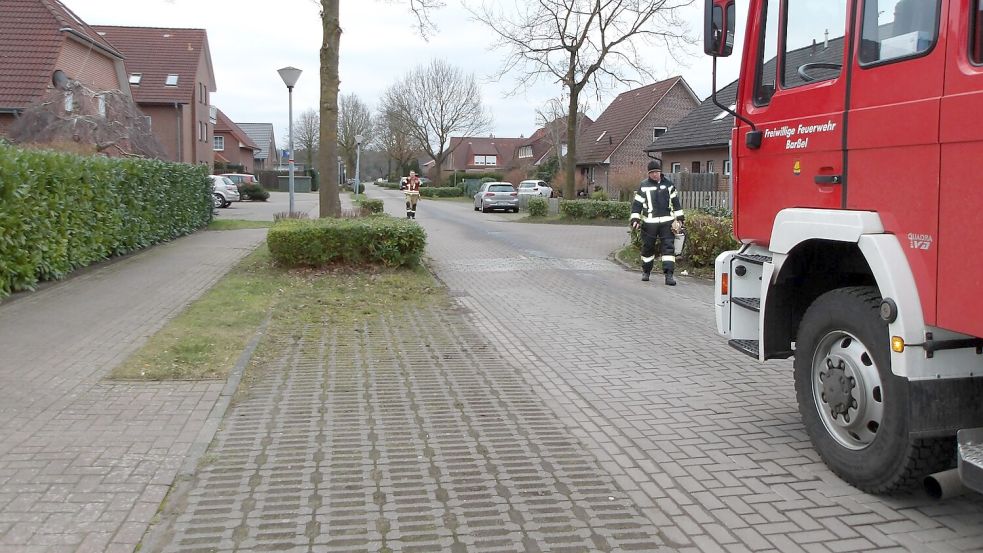 Zwei Stunden lang war die Barßeler Feuerwehr am Freitagvormittag damit beschäftigt, eine Ölspur zu beseitigen, die durch Barßel-Neuland führte. Foto: Feuerwehr