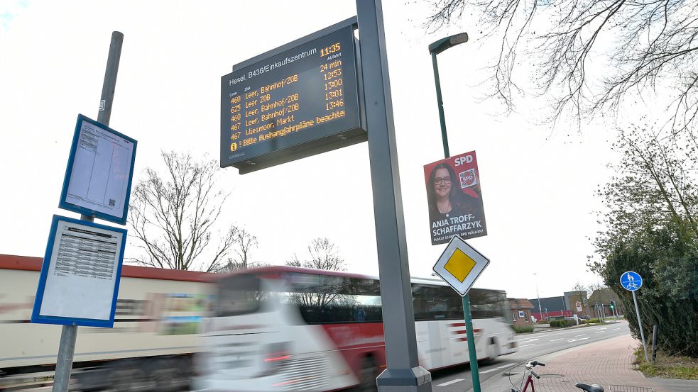 An diesen Tafeln kann man ablesen, wann der nächste Bus kommt. Foto: Ortgies