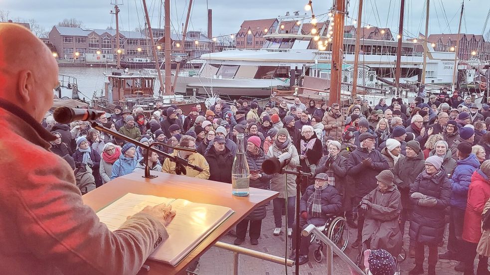 Bürgermeister Claus-Peter Horst hielt eine rund 30-minütige Rede. Foto: Wolters