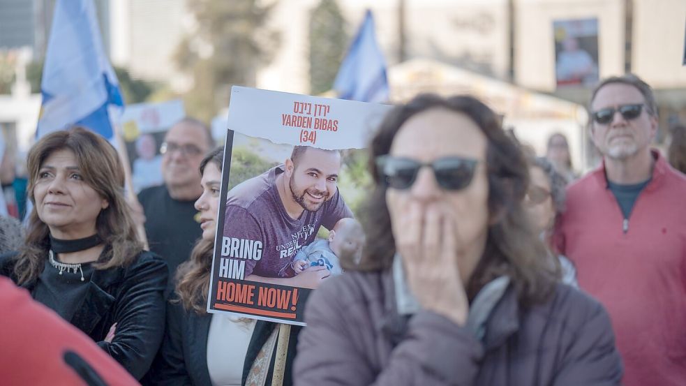 Die islamistische Hamas will am Samstag drei weitere Geiseln freilassen. (Archivbild) Foto: Ilia Yefimovich/dpa