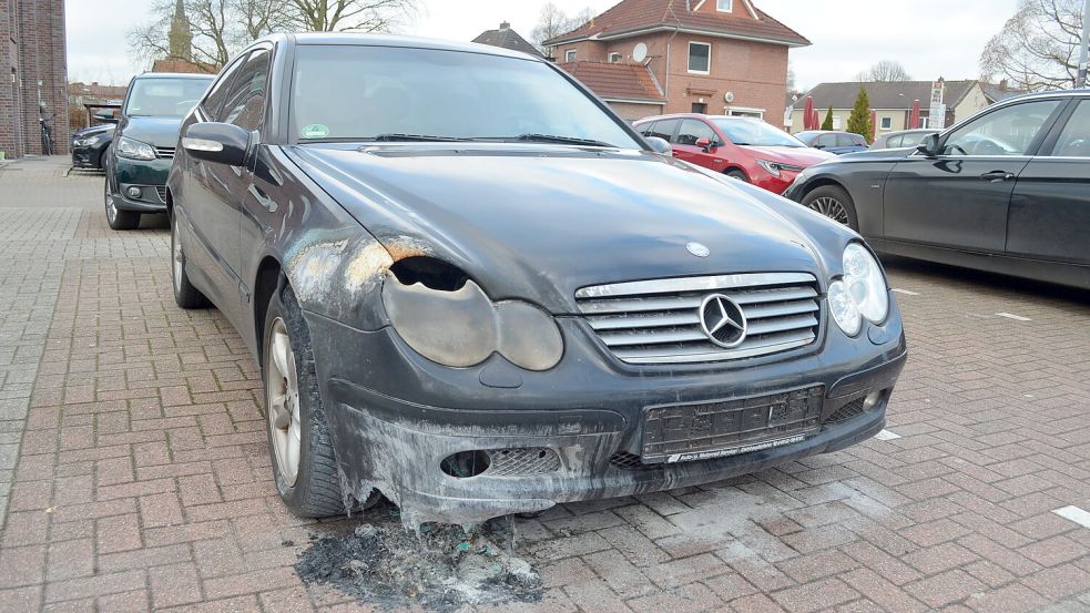 Seit drei Wochen steht der Mercedes mit dem Brandschaden auf dem Parkplatz am Untenende. Foto: Fertig