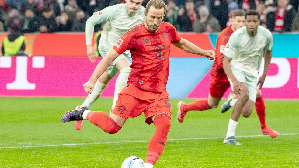 Harry Kane bei seinem 29. Elfmeter-Tor nacheinander zum 3:0-Endstand gegen Werder. Foto: Magdalena Henkel/dpa