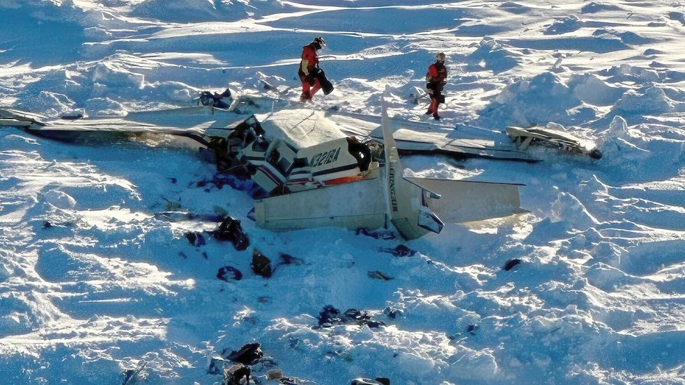 Die Bergung ist wegen des eisigen Wetters schwierig. Foto: Uncredited/U.S. Coast Guard/AP/dpa