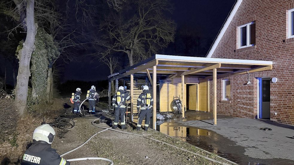 Mit 45 Einsatzkräften waren die Feuerwehren aus Middels und Plaggenburg bei dem Feuer. Foto: Sönke Geiken/Feuerwehr