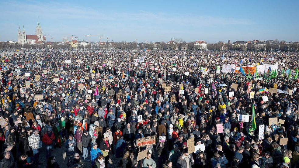 Die Menschen sammeln sich auf der Theresienwiese in München. Foto: Sven Hoppe/dpa