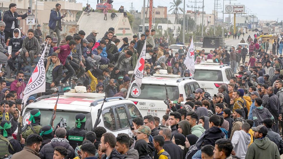 Die Hamas ließ im Gazastreifen drei weitere Geiseln frei und übergab sie dem Roten Kreuz. Foto: Abdel Kareem Hana/AP/dpa