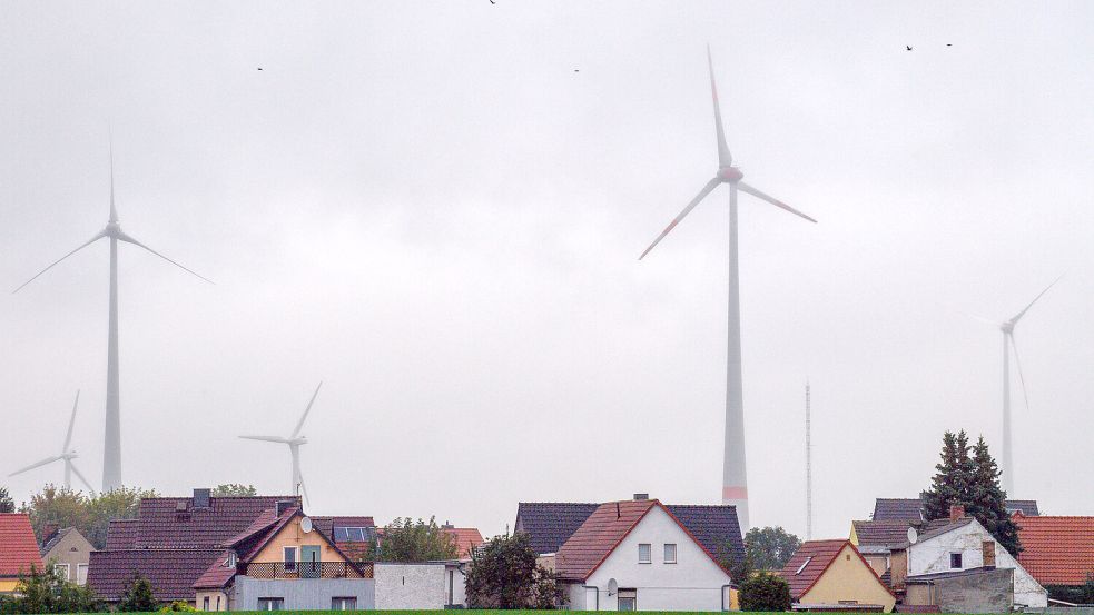 Drücken Windräder in der Nähe von Wohnhäusern die Immobilienpreise? Nein, lautet das Ergebnis einer erneuten Untersuchung des Gutachterausschusses Grundstückspreise Aurich. Symbolfoto: Gabbert/DPA