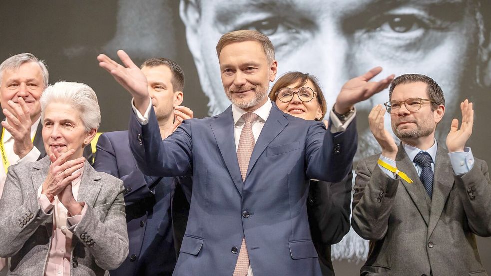 Der Vorsitzende im Mittelpunkt: Christian Lindner auf dem FDP-Parteitag Foto: Michael Kappeler/dpa