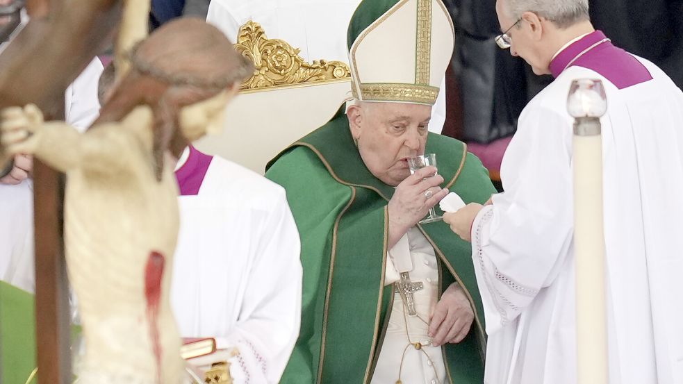 Sichtlich angeschlagen: Der Papst steht einer Messe zum Jubiläum der Streitkräfte auf dem Petersplatz im Vatikan vor. Foto: dpa/AP