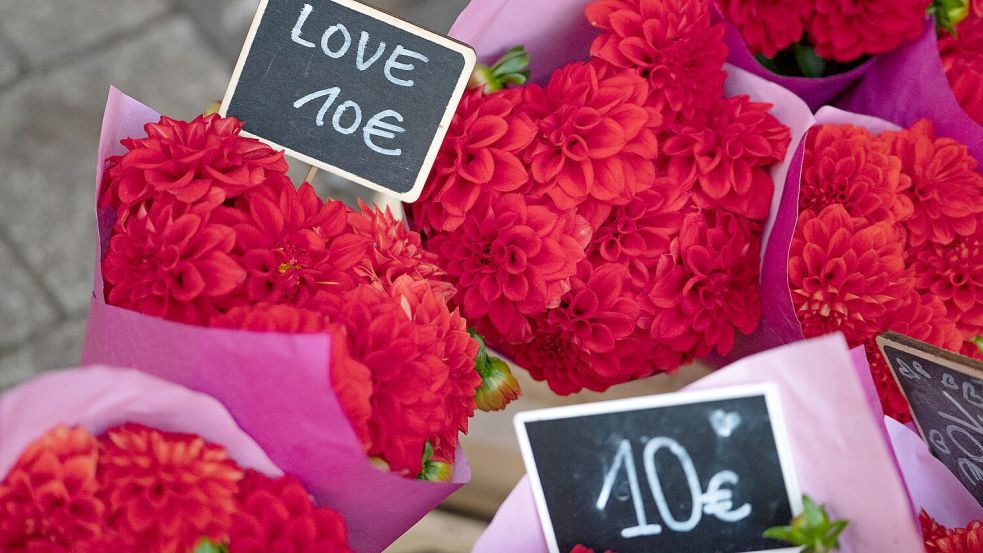 Blumen werden zum Valentinstag nach wie vor besonders häufig verschenkt. (Archivbild) Foto: Helena Dolderer/dpa