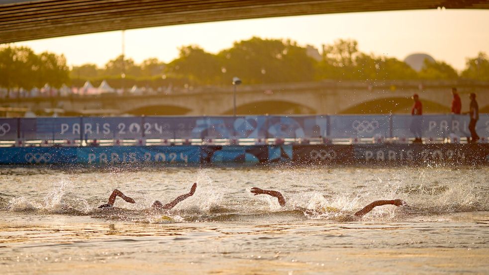 Nachdem es während Olympia Schwimmwettkämpfe in der Seine gab, soll ab diesem Sommer die Bevölkerung wieder in dem Fluss schwimmen dürfen. (Archivbild) Foto: David Goldman/AP/dpa