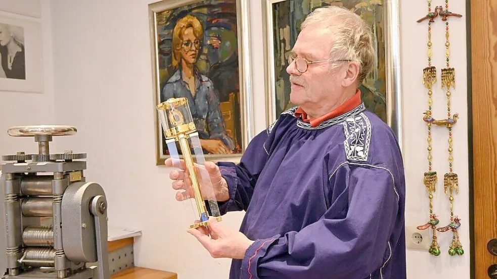 Goldschmied Herbert Feldkamp wurde vom Erzbischof Dr. Stefan Heße beauftrag, ein Reliquiar für das Erzistum Hamburg anzufertigen. Foto: OM/Aaron Dickerhoff