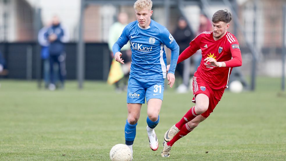 Luca Prasse verlor mit dem SV Meppen am Sonnabend das Testspiel gegen Kickers Emden (rechts Dennis Engel) mit 0:2. Ob der Ostfriese dem SVM über den Sommer hinaus erhalten bleibt, gilt als ungewiss. Foto: Doden, Emden