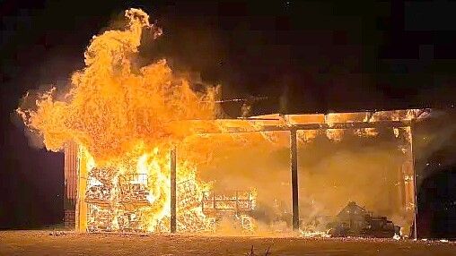 Eine Scheune ist in der Nacht zu Sonntag in Werlte in Vollbrand geraten. Foto: Christian König/Feuerwehr Werlte