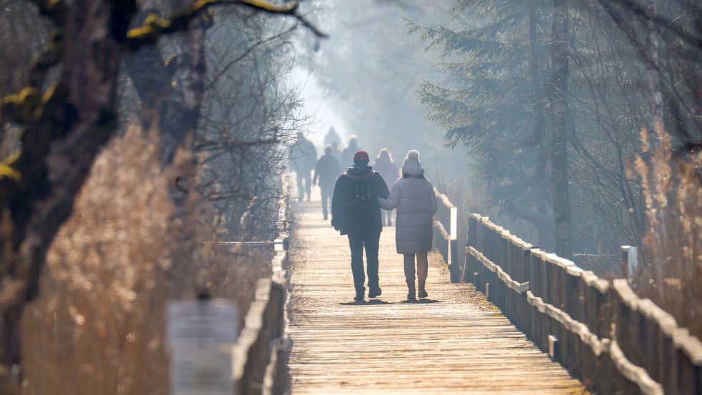 Das Wetter lädt aktuell zu Spaziergängen ein - allerdings sollte man sich dafür warm anziehen. Foto: dpa/Thomas Warnack