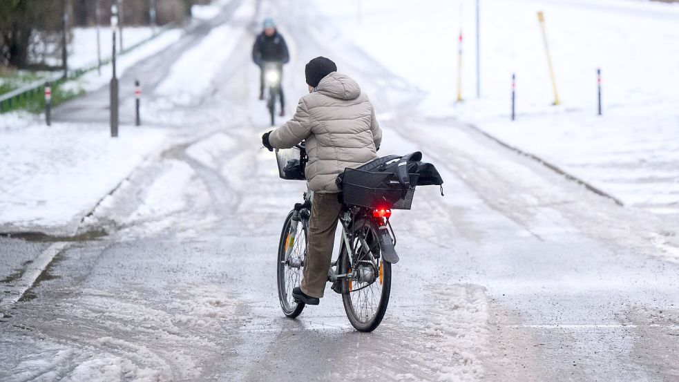 Im Süden wird es vor allem regnerisch. Im Norden und Bergland droht Schnee. Foto: Julian Stratenschulte/dpa