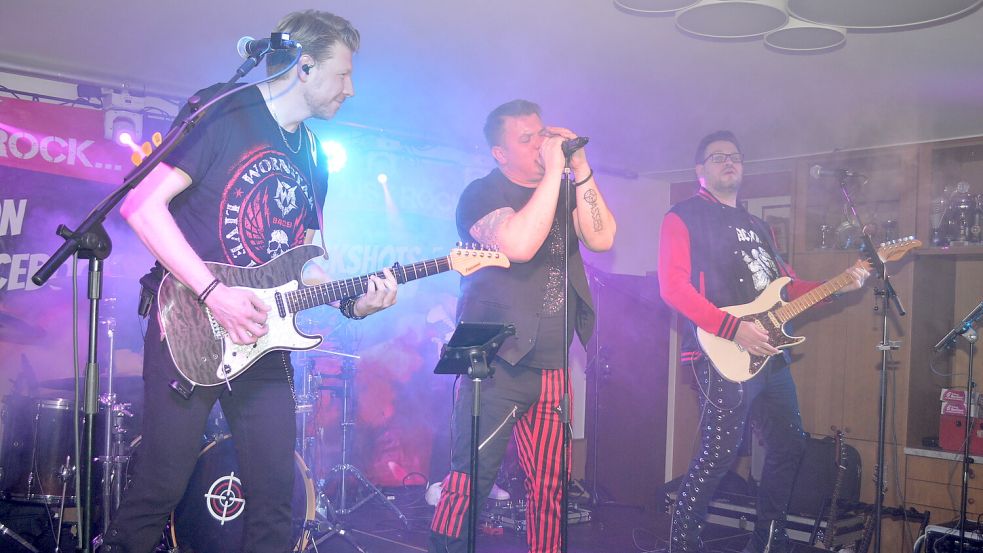 Die Band RockShots war am Samstag zu Gast in Plümers Gaststätte in Rhauderfehn. Ein weiteres Konzert im nächsten Jahr ist bereits bestätigt. Foto: Weers