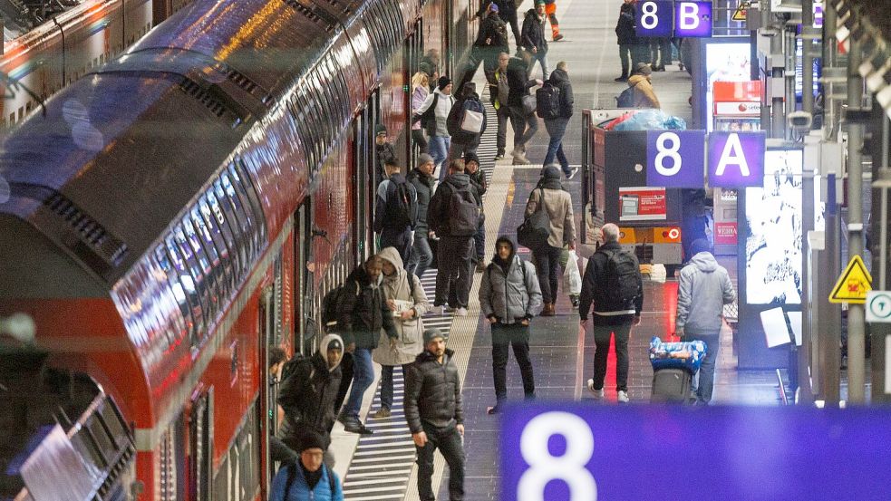 Mit dem Ticket kann man bundesweit im Nah- und Regionalverkehr fahren. Foto: Lando Hass/dpa