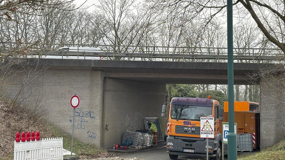 Unterhalb der Brücke am Fordeweg wird gearbeitet und Material gelagert. Auf der B72 darüber wird der Verkehr halbseitig an der Baustelle vorbeigeführt. Foto: Giehl