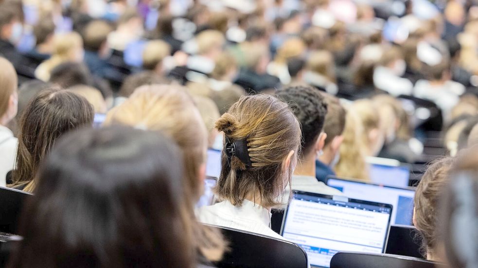 Frauen machten häufiger einen Abschluss als Männer. (Archivbild) Foto: Rolf Vennenbernd/dpa