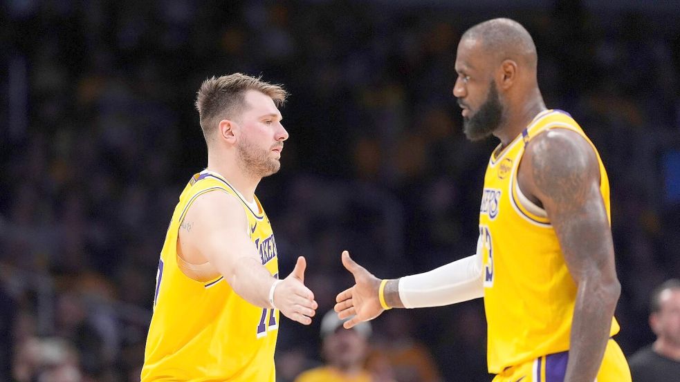 Luka Doncic (l.) und LeBron James liefen zum ersten Mal gemeinsam für die Lakers auf. Foto: Mark J. Terrill/AP/dpa