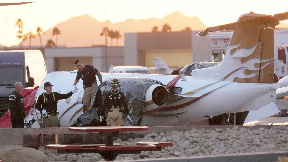 Am Flughafen Scottsdale hat ein Privatjet ein parkendes Flugzeug gerammt. Foto: Ross D. Franklin/AP/dpa