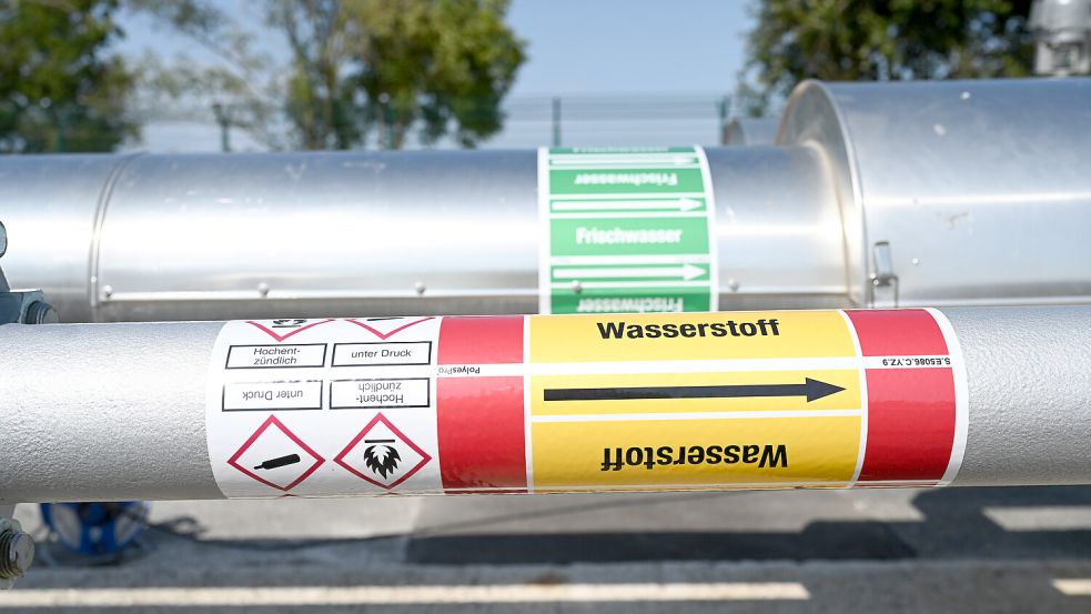 Ein Rohr mit der Aufschrift «Wasserstoff» führt aus einer unterirdischen Speicheranlage nach oben. Foto: Lars Penning/dpa