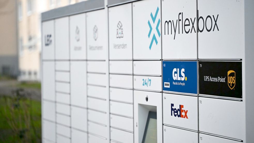 Myflexbox betreibt schon seit längerem Automaten in Deutschland, in denen mehrere Paketdienstleister Sendungen lagern - neben GLS, UPS und FedEx inzwischen auch DPD, dessen Logo hier noch fehlt. Foto: Wolf von Dewitz/dpa