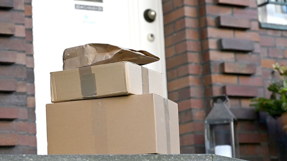 Drei Pakete liegen vor einer Haustür - für Paketfirmen ist dieser Lieferweg eine teure Sache. (Archivbild) Foto: Wolf von Dewitz/dpa